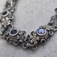 usædvanligt-sølvfarvet-armlænke-røde-sten-vintage-metal-armbånd.